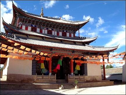China, Yunnan - Temple in Zhongdia
