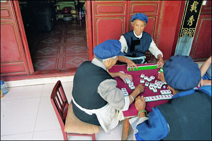 China, Yunnan - Gramps playing mahjong in Lijang