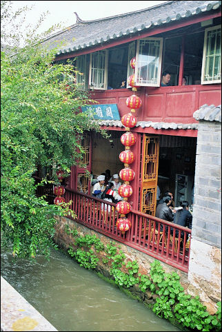 China, Yunnan - Restaurant with lanterns, Lijang