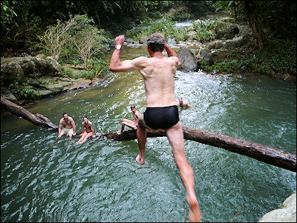 Colombia, Cuidad Perdida - Refreshing swim in Baritara river
