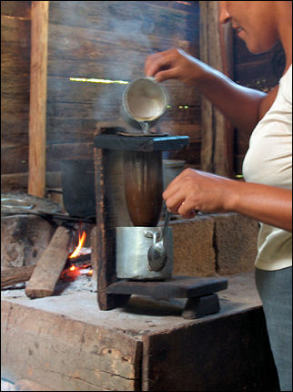 Cuba - Sierra Maestra, making coffee