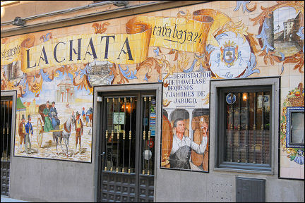 Spain, Madrid - Tavern in working class neighborhood La Latina