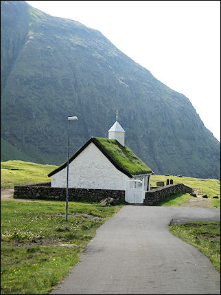 Faerøer - Church with grass-roof in Saksun