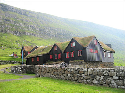 Faerøer - Black houses with red windows in Kirkjubøur