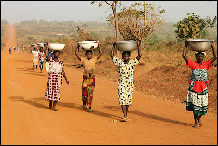 Ghana, Nkwanta-Bimbila - Women shlepping water