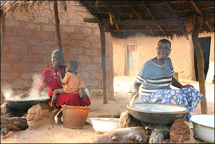 Ghana, Nkwanta-Bimbila - Women cooking