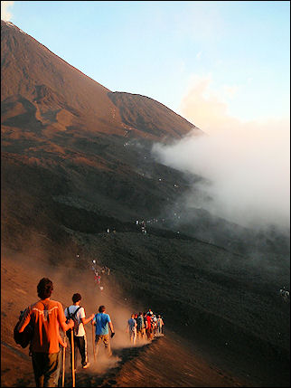 Guatemala - Climbing the Pacaya volcano