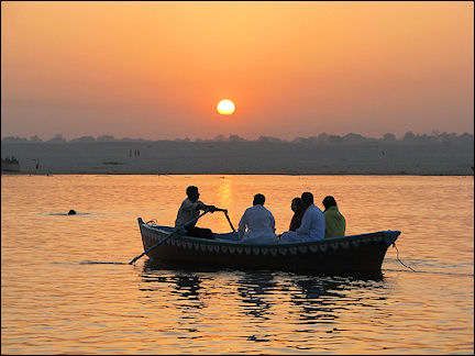 India, Varanasi - Boat op the Ganges