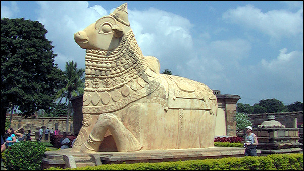 India, Gangaikondacholapuram - Nandi statue