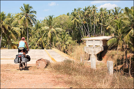 India, Kerala and Karnataka - On the way to Varkala: a piece of this bridge is missing