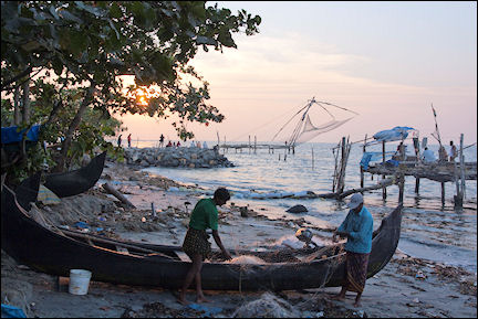 India, Kerala and Karnataka - Kochi, fishing with Chinese nets