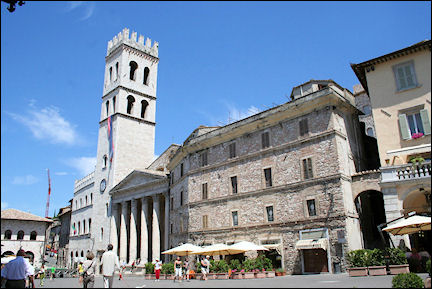 Italy, Umbria - Assisi, Piazza del Commune