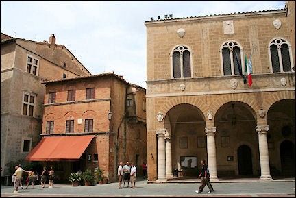 Italy, Tuscany - Pienza, Piazza Pio II