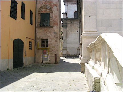 Italy, Tuscany - Lucca, pedestrian street