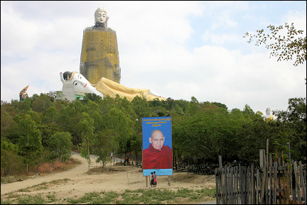 Myanmar, Monywa - Lying and standing Buddhas