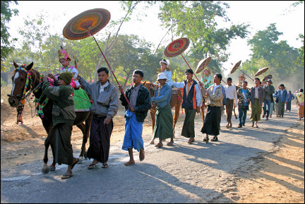 Myanmar, Bagan-Popa - Procession