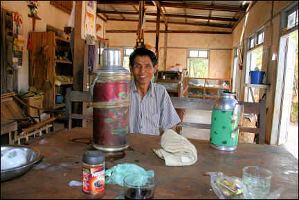 Myanmar, Pindaya-Ywa Ngan - Owner teashop