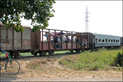 Myanmar, Kyaukse-Mandalay - Train with open car