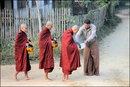 Myanmar, Sagaing-Monywa - Begging monks