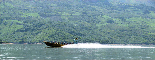 Mexico - Fast motorboat on its way to Cañón del Sumidero