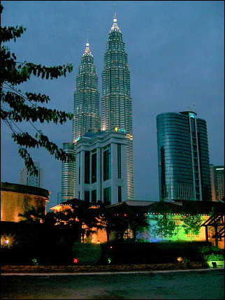 Malaysia, Kuala Lumpur - Petronas Twin Towers by night