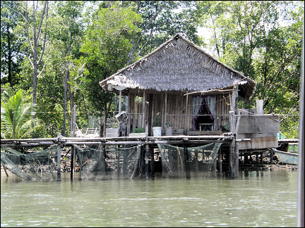 Malaysia, Borneo, Sabah - House on the water on our way to Turtle Islands