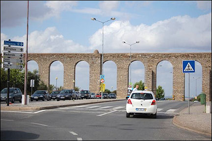 Portugal, Alentejo, Évora - Ring road below the aquaduct