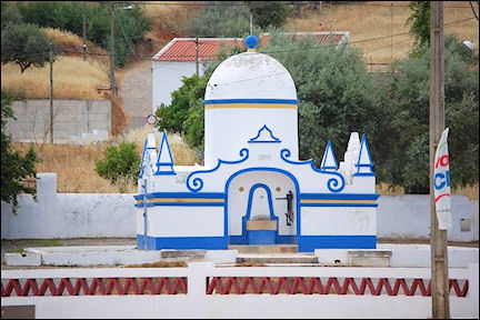Portugal, Alentejo, Telheiro - Village water pump