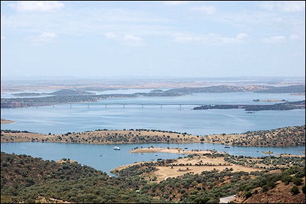 Portugal, Alentejo, Monsaraz - Alqueva reservoir