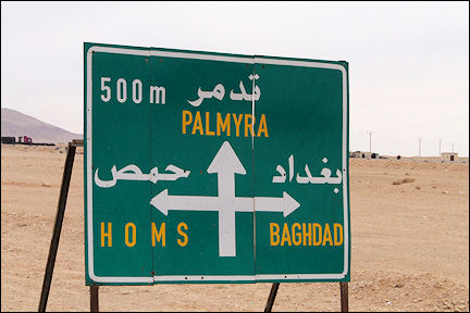 Syria - Palmyra and Baghdad samen op een verkeersbord