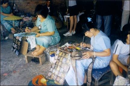 Thailand - Bo Sang, painting a handbag