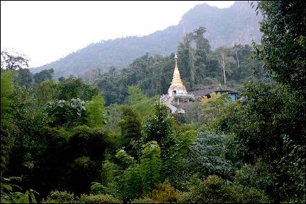 Thailand - Chiang Dao, temple on rock