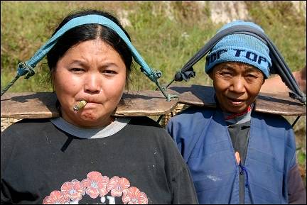Thailand - Doi Mae Salong, women with head baskets