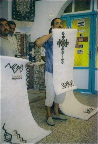 Tunesia - Vendors show Berber carpets