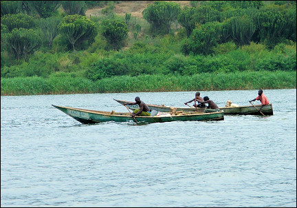 Uganda - Queen Elisabeth Park, fishers on Kazinga Channel
